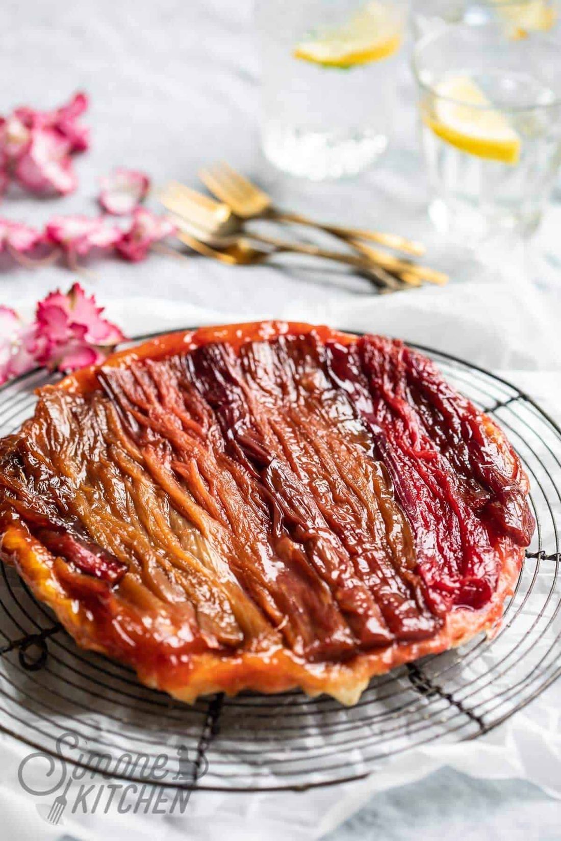 Rabarberi tarte tatin valmis kook